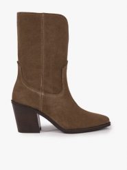 Ciemnobeżowe wyższe botki ze skóry welurowej. Brązowe botki damskie Ryłko, z jeansu, eleganckie, bez obcasa, na obcasie, bez zapięcia. Za 599.99 zł.