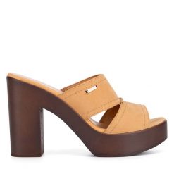 Klapki Lasocki. Brązowe klapki damskie Lasocki, bez wzorów, bez obcasa, bez zapięcia. Za 169.99 zł.