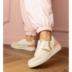 Beżowe sneakersy trampki zdobione brokatem beżowy. Brązowe trampki damskie z aplikacjami, z materiału, bez zapięcia. Za 84.78 zł.