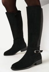 Czarne Kozaki Muszkieterki z Ozdobnym Paskiem Vambra. Czarne kozaki damskie Born2be, bez obcasa, na płaskiej podeszwie, bez zapięcia. Za 99.99 zł.