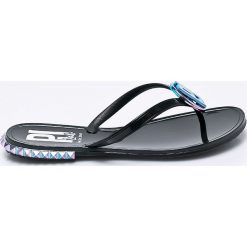 Answear - Japonki Petit Jolie. Czarne klapki damskie ANSWEAR, z materiału. W wyprzedaży za 49.90 zł.