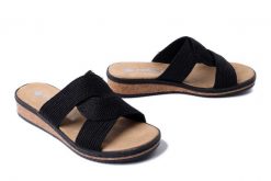 RIEKER V3669-00 black, klapki damskie. Czarne klapki damskie Rieker, bez wzorów, bez obcasa, bez zapięcia. Za 195.93 zł.