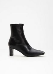 Botki z elastyczną cholewką. Czarne botki damskie bonprix, bez obcasa, bez zapięcia. Za 149.99 zł.