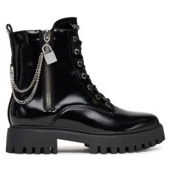 Botki Guess. Czarne botki damskie Guess, bez obcasa, na płaskiej podeszwie, bez zapięcia. Za 609.99 zł.