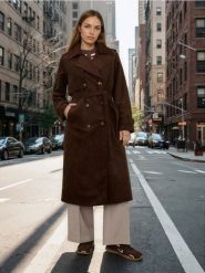 Trencz z imitacji zamszu z paskiem - brązowy. Brązowe płaszcze damskie Sinsay, l, bez wzorów, bez kaptura. Za 119.99 zł.