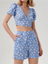 Szorty ze wzorem w kwiaty - wielobarwny. Spodenki sportowe damskie Sinsay, l, bez wzorów. W wyprzedaży za 33.99 zł.