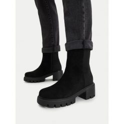 Botki Nine West. Czarne botki damskie Nine West, bez obcasa, na słupku, bez zapięcia. Za 279.99 zł.