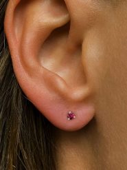 Les Petites Précieuses Pozłacane kolczyki-wkrętki z rubinem rozmiar: onesize. Czerwone kolczyki damskie Les Petites Précieuses, z rubinem, pozłacane. Za 153.34 zł.