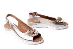 Artiker Relaks 58C3185 Złoty, sandały damskie. Żółte sandały damskie Artiker Relaks, bez wzorów, ze skóry, bez obcasa, na koturnie, bez zapięcia. Za 239.90 zł.