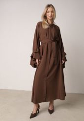 Brązowa Wiskozowa Sukienka Koszulowa z Falbanami przy Rękawach i Paskiem Dinirae. Brązowe sukienki damskie Born2be, bez wzorów, z materiału, klasyczne, bez ramiączek. Za 189.99 zł.