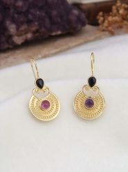 L'Atelier de Gaia Pozłacane kolczyki z ametystami rozmiar: onesize. Czarne kolczyki damskie L'Atelier de Gaia, z ametystem, pozłacane, z zapięciem typu bigiel. Za 96.37 zł.