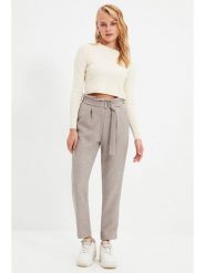 Trendyol Spodnie w kolorze jasnoszarym rozmiar: 42. Szare spodnie materiałowe damskie Trendyol, bez wzorów, z materiału. Za 78.99 zł.