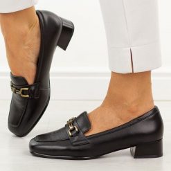 Czarne skórzane półbuty damskie na obcasie Vinceza 39978. Czarne czółenka damskie VINCEZA, na jesień, z aplikacjami, z jeansu, bez obcasa, na obcasie, bez zapięcia. Za 219.00 zł.