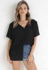 Czarna Koszula z Koronką Hannali. Czarne koszule damskie Born2be, xl, z aplikacjami, z koronki, bez kołnierzyka, bez ramiączek. Za 59.99 zł.