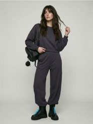 Bluza crewneck soft touch z dodatkiem wiskozy - niebieski. Niebieskie bluzy damskie Sinsay, l, bez wzorów, z wiskozy, bez kaptura. Za 45.99 zł.