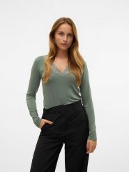 Vero Moda Koszulka w kolorze khaki rozmiar: M. Brązowe bluzki damskie Vero Moda, m, bez wzorów, z koronki, bez kołnierzyka, bez ramiączek. Za 61.46 zł.