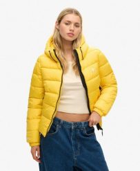 Kurtka pikowana z kapturem w stylu sportowym SUPERDRY. Żółte kurtki sportowe damskie Superdry, l, bez wzorów, z kapturem. Za 397.15 zł.