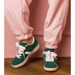 Zielone sneakersy trampki damskie sportowe. Zielone trampki damskie bez wzorów, z materiału, bez zapięcia. Za 92.85 zł.