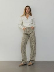 Jeansy straight ze zwierzęcym wzorem - beżowy. Brązowe jeansy damskie Reserved, z podwyższonym stanem. W wyprzedaży za 99.99 zł.