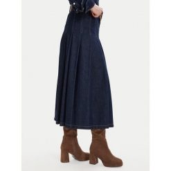 Kozaki DeeZee. Brązowe kozaki damskie DeeZee, bez obcasa, na słupku, bez zapięcia. Za 219.99 zł.