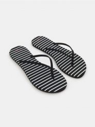 Japonki w paski - czarny. Czarne klapki damskie Sinsay, bez wzorów, bez obcasa, bez zapięcia. Za 15.99 zł.