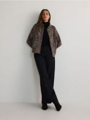 Jeansowa kurtka w panterkę - wielobarwny. Kurtki damskie Reserved, l, bez wzorów, z bawełny, bez kaptura. W wyprzedaży za 119.99 zł.