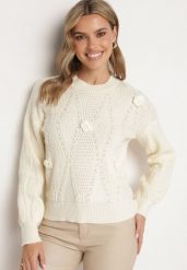 Jasnobeżowy Sweter z Bawełną Perłami i Kwiatami 3D Noraviela. Brązowe swetry klasyczne damskie Born2be, z bawełny, bez kołnierzyka. Za 139.99 zł.