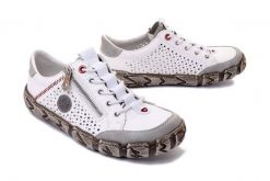 RIEKER L0355-80 white, półbuty damskie. Białe półbuty damskie Rieker, na lato, w ażurowe wzory, bez obcasa, bez zapięcia. Za 295.92 zł.