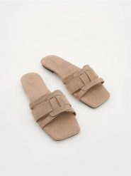 Zamszowe klapki - beżowy. Brązowe klapki damskie Reserved, bez wzorów, z zamszu, bez obcasa, bez zapięcia. Za 99.99 zł.