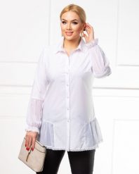Elegancka biała zapinana koszula z falbanką PLUS SIZE XXL. Białe koszule damskie Nasi partnerzy, plus size, bez wzorów, z koronki, eleganckie, bez kołnierzyka, plus size, bez ramiączek. Za 199.90 zł.