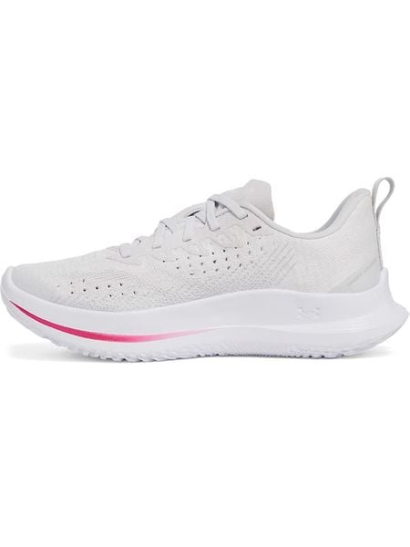 Under Armour Buty w kolorze biało-różowym do biegania rozmiar: 41. Białe obuwie sportowe damskie Under Armour, z materiału, bez zapięcia, do biegania. Za 259.74 zł.