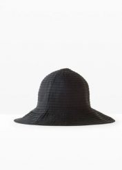 Kapelusz typu bucket w stylu żebrowanym. Czarne kapelusze damskie bonprix, bez wzorów, klasyczne. Za 34.99 zł.