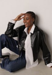 Czarna Kurtka Ramoneska Bomberka Ściągana po Bokach Salanthe. Czarne kurtki damskie Born2be, l, bez wzorów, z jeansu, bez kaptura. Za 99.99 zł.