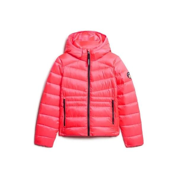 Damska kurtka z kapturem Superdry Fuji. Czerwone kurtki damskie Superdry, na zimę, s, z aplikacjami, z materiału, z kapturem. Za 523.55 zł.