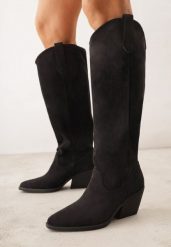 Czarne Gładkie Kozaki Kowbojki z Imitacji Zamszu na Stożkowym Obcasie Karelia. Czarne kozaki damskie Born2be, z materiału, z otwartym noskiem, bez obcasa, na obcasie, bez zapięcia. Za 199.99 zł.