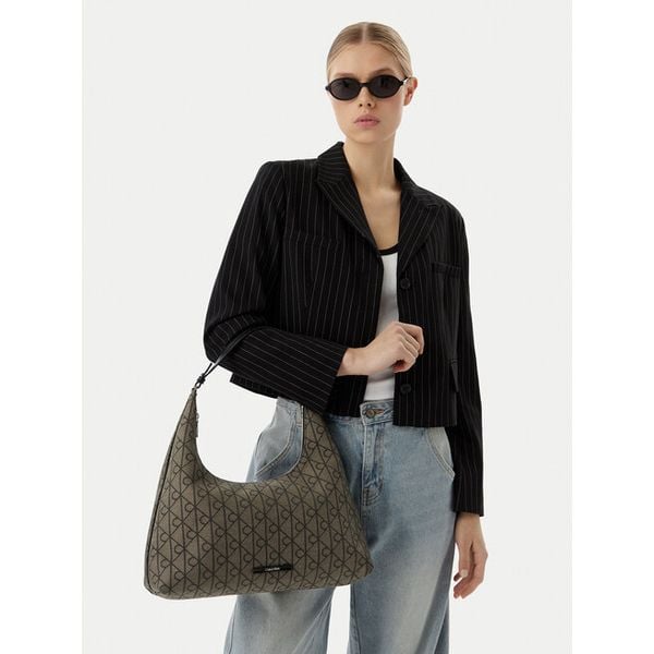 Torebka Calvin Klein. Brązowe torebki klasyczne damskie Calvin Klein, bez dodatków. Za 569.99 zł.
