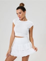 Bawełniana koszulka basic - biały. Białe koszulki damskie Sinsay, l, bez wzorów, z bawełny, bez kołnierzyka, bez ramiączek. Za 15.99 zł.