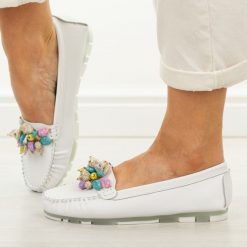 Białe skórzane mokasyny damskie Filippo Dp7809/26. Białe mokasyny damskie Filippo, na lato, z jeansu, z okrągłym noskiem, bez obcasa. Za 219.00 zł.