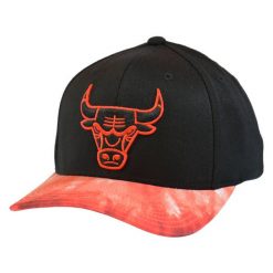 Czapka z daszkiem Mitchell & Ness NBA Classic Chicago Bulls Snapback -CBUBKRD. Czarne czapki z daszkiem damskie Mitchell & Ness, bez wzorów. Za 99.00 zł.