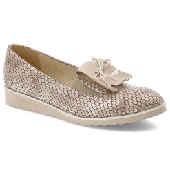 Półbuty damskie Gamis, lakierowana skóra naturalna ze wzorem łuski i ozdobą nad gumką ściągacza, beżowe, 2037. Brązowe półbuty damskie GAMIS, na lato, z aplikacjami, z lakierowanej skóry, bez obcasa, na platformie, bez zapięcia. Za 199.00 zł.