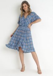 Niebieska Kopertowa Sukienka Midi z Gumkami w Pasie i Falbanką z Wiskozy Lochla. Niebieskie sukienki damskie Born2be, bez wzorów, z wiskozy, bez ramiączek. Za 129.99 zł.