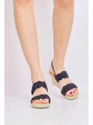 Bellucci Sandały w kolorze czarnym na koturnie rozmiar: 38. Czarne sandały damskie Bellucci, bez wzorów, z otwartym noskiem, bez obcasa, na koturnie, bez zapięcia. Za 100.99 zł.