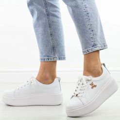 Białe skórzane sneakersy damskie na platformie Filippo Dp6246/25. Białe obuwie sportowe damskie Filippo, na jesień, z jeansu, bez zapięcia. Za 249.00 zł.