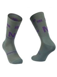 Skarpety rowerowe NORTHWAVE Type Sock szaro fioletowy. Fioletowe skarpetki damskie Northwave, bez wzorów, z dzianiny. Za 39.00 zł.