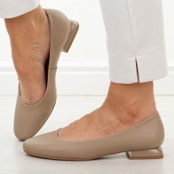 Beżowe skórzane czółenka damskie M.Daszyński Ol51-1. Brązowe czółenka damskie M.Daszyński, bez wzorów, z jeansu, z okrągłym noskiem, bez obcasa, na obcasie. W wyprzedaży za 197.10 zł.