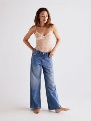 Siateczkowy top - kremowy. Białe body i gorsety Reserved, bez wzorów. Za 59.99 zł.