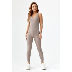 Kombinezon fitness damski szybkoschnący Rough Radical Harmony Jumpsuit. Brązowe kombinezony damskie ROUGH RADICAL, l, bez wzorów, sportowe, bez kołnierzyka, bez ramiączek. Za 219.90 zł.
