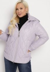 Jasnofioletowa Pikowana Pudełkowa Kurtka z Kapturem Zapinana na Suwak i Napy Nevianna. Fioletowe kurtki damskie Born2be, xl, bez wzorów, z jeansu, z kapturem. Za 279.99 zł.