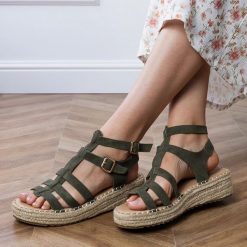 Zielone sandały espadryle na niskiej platformie. Zielone sandały damskie bez wzorów, ze skóry, z okrągłym noskiem, bez obcasa, na platformie, bez zapięcia. Za 91.38 zł.
