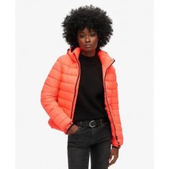 Kurtka pikowana z kapturem klasyczna. Brązowe kurtki damskie Superdry, bez wzorów, z kapturem. Za 437.00 zł.